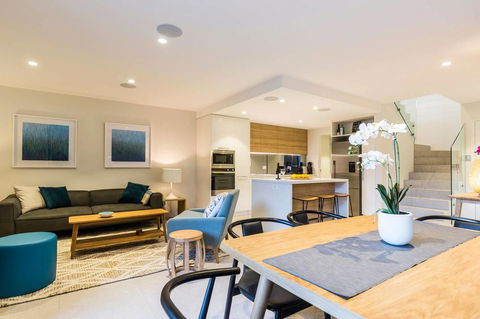 Nobbs Â· Executive 2 Storey Sydney Apartment With Pool - Accommodation in Surfers Paradise 1