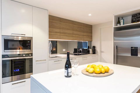 Nobbs Â· Executive 2 Storey Sydney Apartment With Pool - Accommodation in Surfers Paradise 3