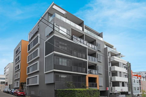 Large Light Luxe 3BDR 2BA Free Parking - Walk To Sydney Uni And RPA - Accommodation in Surfers Paradise 11