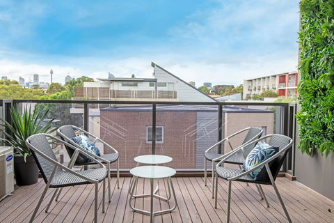 Large Light Luxe 3BDR 2BA Free Parking - Walk To Sydney Uni And RPA - Accommodation in Surfers Paradise 4