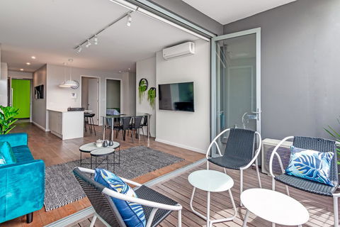 Large Light Luxe 3BDR 2BA Free Parking - Walk To Sydney Uni And RPA - Accommodation in Surfers Paradise 1
