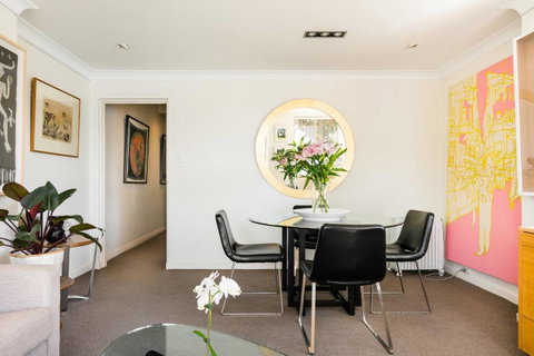 Waterfront Apartment Brimming With Inspirational Artwork - Accommodation in Surfers Paradise 12