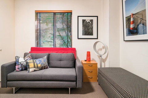Waterfront Apartment Brimming With Inspirational Artwork - Accommodation in Surfers Paradise 14