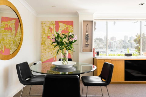 Waterfront Apartment Brimming With Inspirational Artwork - Accommodation in Surfers Paradise 21