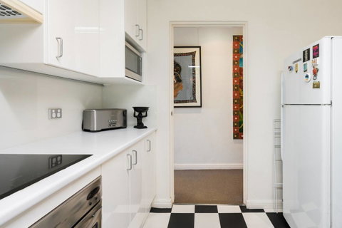 Waterfront Apartment Brimming With Inspirational Artwork - Accommodation in Surfers Paradise 27