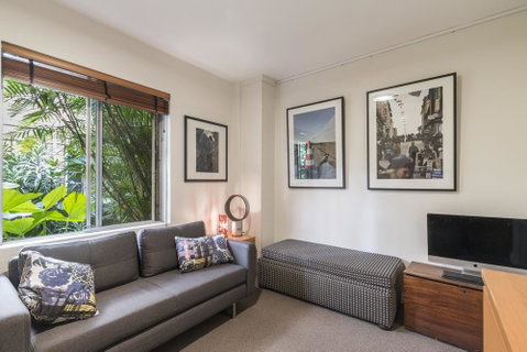 Waterfront Apartment Brimming With Inspirational Artwork - Accommodation in Surfers Paradise 3