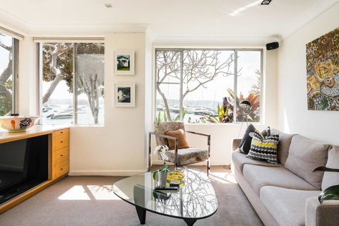Waterfront Apartment Brimming With Inspirational Artwork - Accommodation in Surfers Paradise 0
