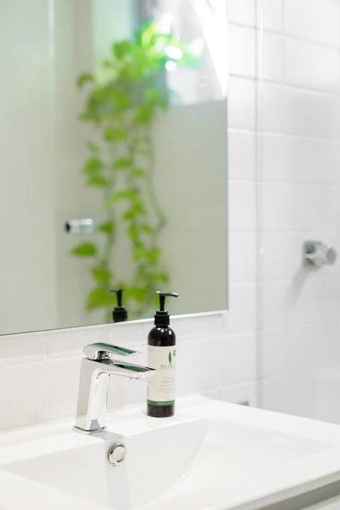 Waterfront Apartment Brimming With Inspirational Artwork - Accommodation in Surfers Paradise 24