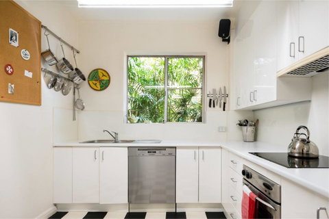 Waterfront Apartment Brimming With Inspirational Artwork - Accommodation in Surfers Paradise 10
