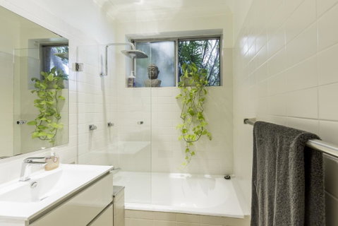 Waterfront Apartment Brimming With Inspirational Artwork - Accommodation in Surfers Paradise 2