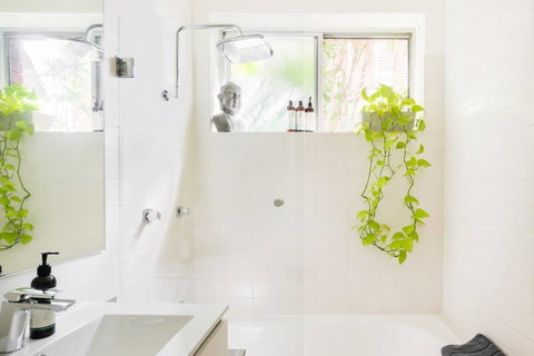Waterfront Apartment Brimming With Inspirational Artwork - Accommodation in Surfers Paradise 8