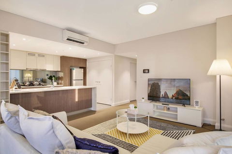 Stunning Sunset Water View 2BEDs On High Rises - Accommodation in Surfers Paradise 1