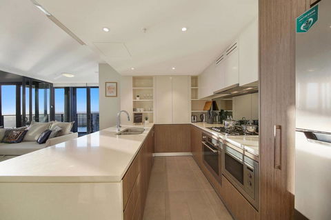 Stunning Sunset Water View 2BEDs On High Rises - Accommodation in Surfers Paradise 11