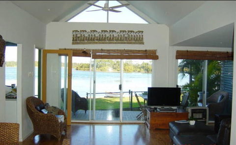 Swan Bay Hideaway - Accommodation in Surfers Paradise 12