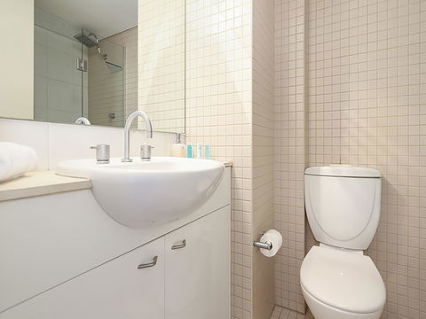Lower Bridge And Sails - Executive 2BR Darlinghurst Apartment With Balcony And Rooftop Views - Accommodation in Surfers Paradise 10