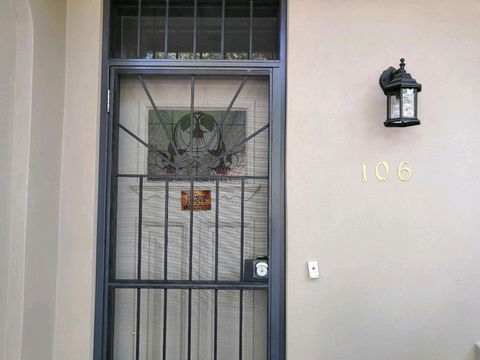 Cozy 5 Bed House In Sydney - Accommodation in Surfers Paradise 9