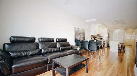 Cozy 5 Bed House In Sydney - Accommodation in Surfers Paradise 6