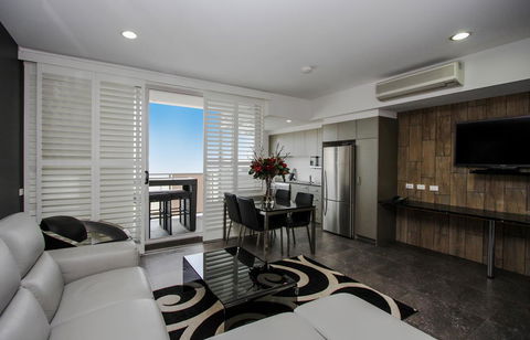 Honeysuckle Executive Apartments - Accommodation in Surfers Paradise 11
