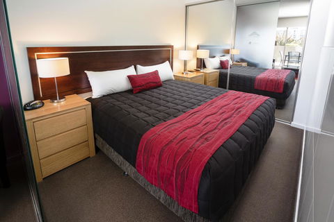Honeysuckle Executive Apartments - Accommodation in Surfers Paradise 27