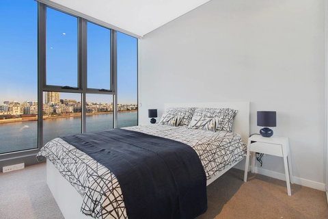 Brand New 3 Bedrooms Apt With Waterfront View - Accommodation in Surfers Paradise 18