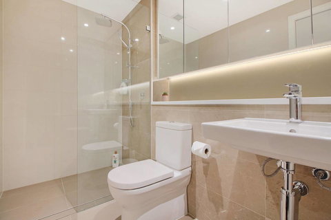 Brand New 3 Bedrooms Apt With Waterfront View - Accommodation in Surfers Paradise 1