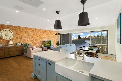 Belle Vue- Penthouse At Black Beach - Accommodation in Surfers Paradise 4