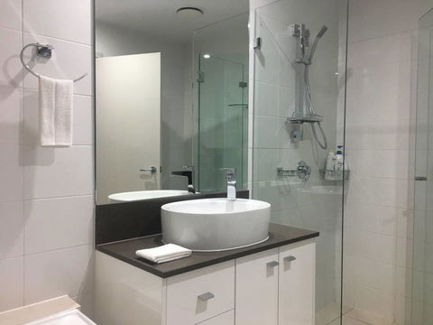 Specious Apartment With 2 Large Bedrooms - Accommodation in Surfers Paradise 10