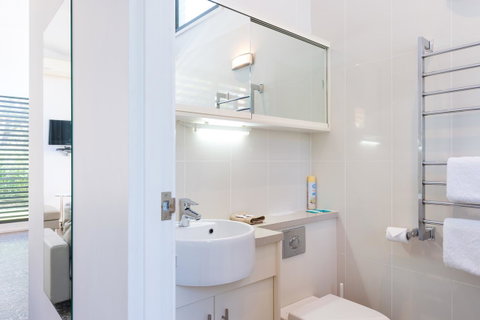 By The Beach B&B Self Contained Apartments - Accommodation in Surfers Paradise 12