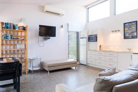 By The Beach B&B Self Contained Apartments - Accommodation in Surfers Paradise 9