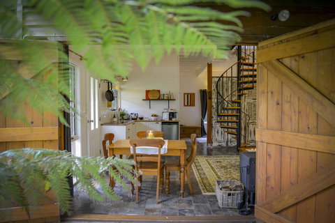 Arcadia - The Barn Cottage & Rosehill Cottage - Accommodation in Surfers Paradise 9
