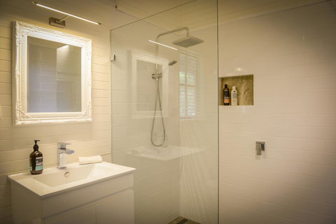 Arcadia - The Barn Cottage & Rosehill Cottage - Accommodation in Surfers Paradise 11