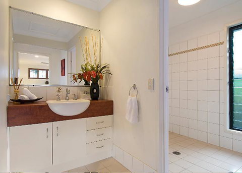 Suranadi Beach House 1 - Accommodation in Surfers Paradise 1
