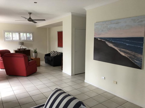 Suranadi Beach House 1 - Accommodation in Surfers Paradise 12