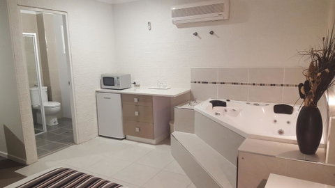 Coastal Bay Motel - Accommodation in Surfers Paradise 40