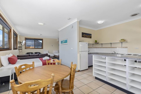Coastal Bay Motel - Accommodation in Surfers Paradise 9