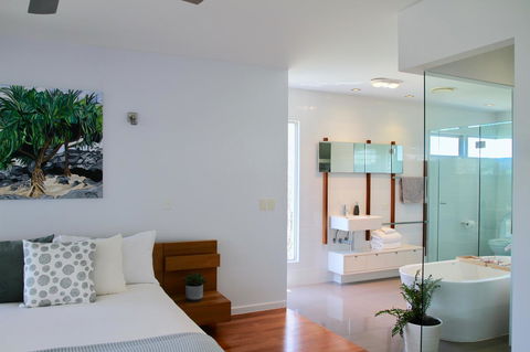 Casuarina Beachfront House - Hostie Properties - Accommodation in Surfers Paradise 8