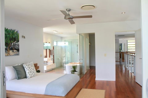 Casuarina Beachfront House - Hostie Properties - Accommodation in Surfers Paradise 3