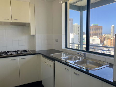 Castle Serviced Apartments - Accommodation in Surfers Paradise 2