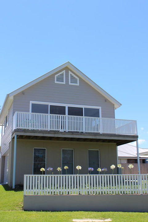 Red Waratah - Accommodation in Surfers Paradise 0