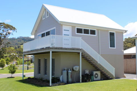 Red Waratah - Accommodation in Surfers Paradise 3