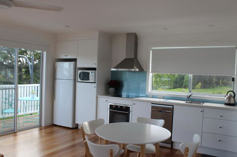 Red Waratah - Accommodation in Surfers Paradise 8