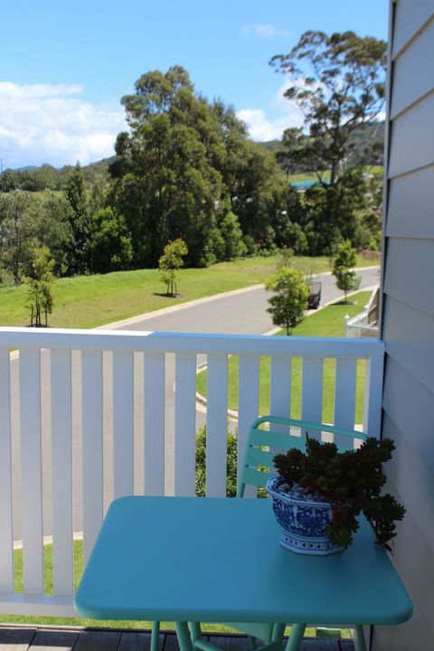 Red Waratah - Accommodation in Surfers Paradise 1