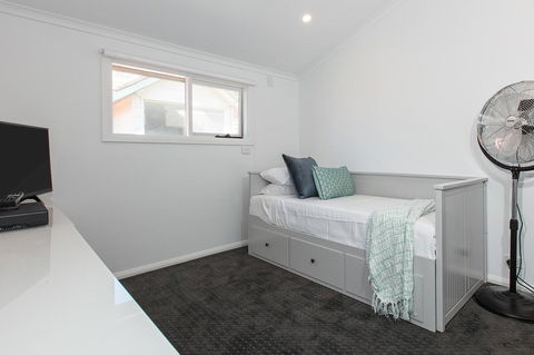 Elegant Family Home Close To Harbour And Views - Accommodation in Surfers Paradise 8