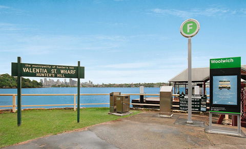Elegant Family Home Close To Harbour And Views - Accommodation in Surfers Paradise 16