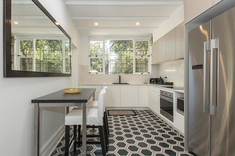 Elegant Family Home Close To Harbour And Views - Accommodation in Surfers Paradise 5