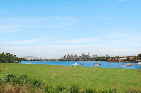 Elegant Family Home Close To Harbour And Views - Accommodation in Surfers Paradise 17