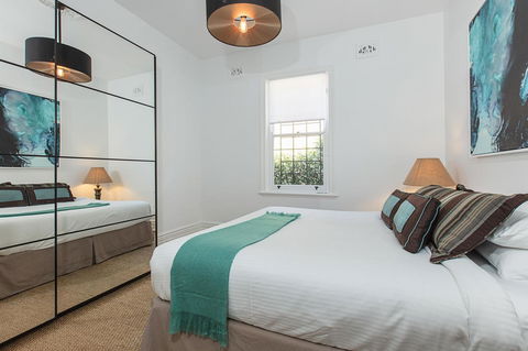 Elegant Family Home Close To Harbour And Views - Accommodation in Surfers Paradise 1