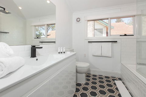 Elegant Family Home Close To Harbour And Views - Accommodation in Surfers Paradise 10