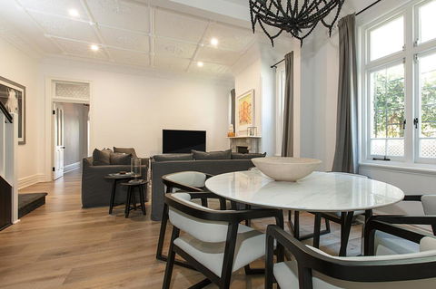 Elegant Family Home Close To Harbour And Views - Accommodation in Surfers Paradise 3