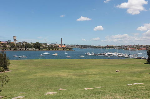 Elegant Family Home Close To Harbour And Views - Accommodation in Surfers Paradise 13